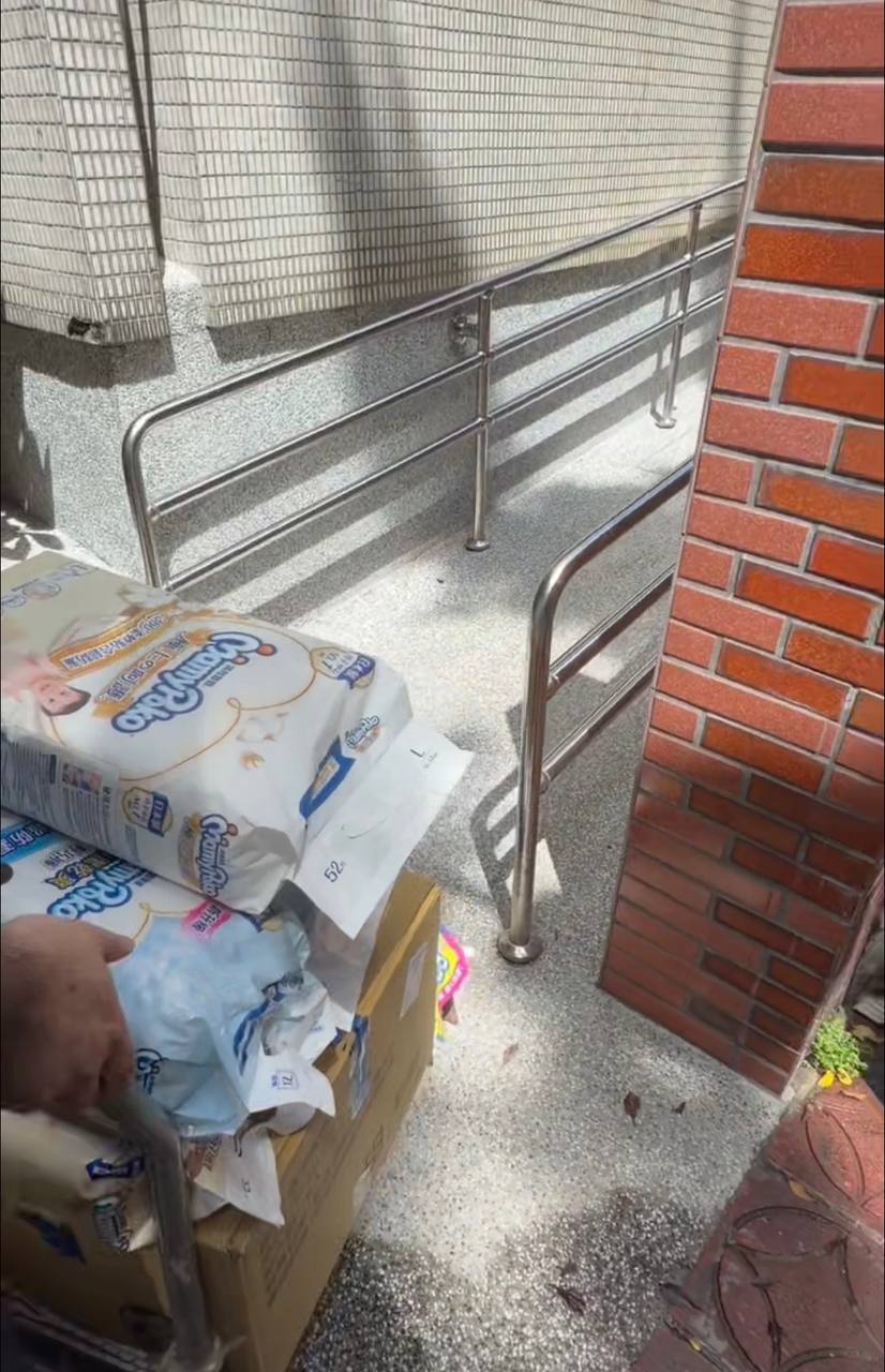 整備好的尿布與日常用品,準備送進義光育幼院