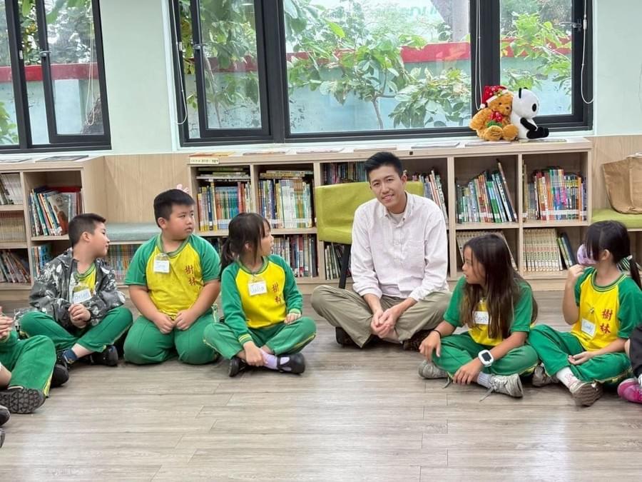 顧導與樹林國小的孩子們圍坐交流