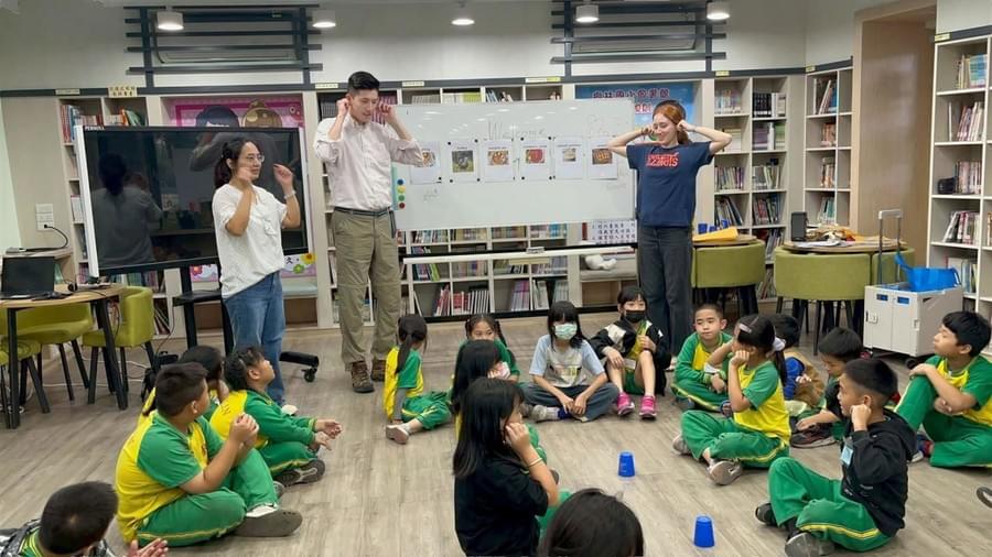 顧導與夥伴帶著樹林國小的孩子們在圖書室玩互動遊戲