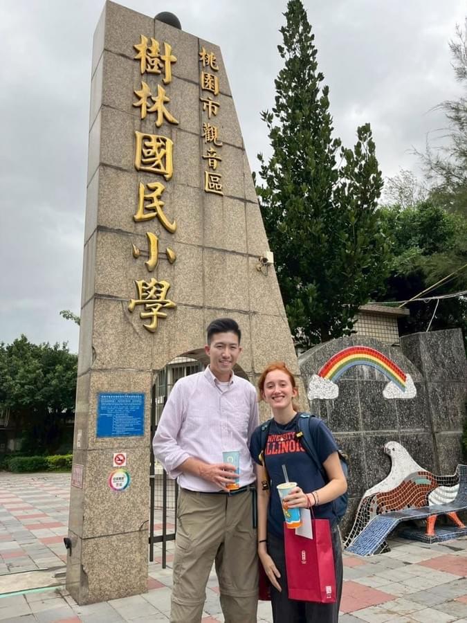 顧導與夥伴在桃園市觀音區樹林國民小學校門前合影